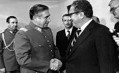 El golpista Augusto Pinochet y el secretario de Estado de EE.UU., Henry Kissinger, rostros visibles del exterminio de militantes de la izquierda.