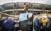 Centenares de admiradores del Pibe de Oro asistieron a la ceremonia para develar una estatua suya en las inmediaciones del estadio de Napoli.