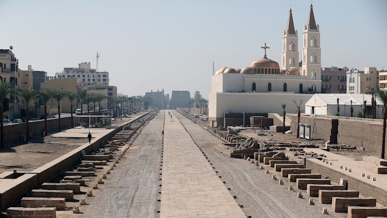 Esta avenida  restaurada de 2,7 kilómetros de largo y 76 metros de ancho que enlazaba de norte a sur los principales espacios religiosos de la antigua capital tebana- estaba jalonada por 1.200 esfinges.