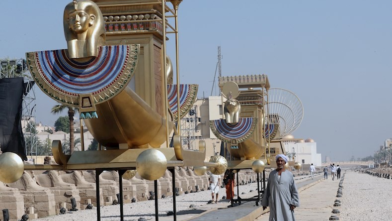 Este espectáculo de tintes épicos se enmarca en la campaña del Gobierno egipcio para impulsar el turismo y mejorar la imagen internacional de país en torno a la imagen del antiguo imperio faraónico.