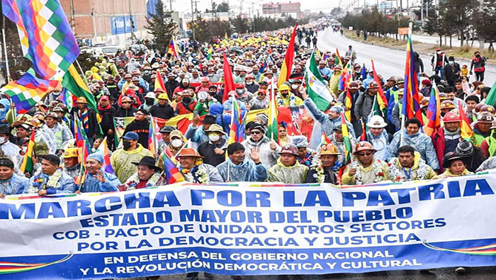 La Marcha por la Patria fue recibida por otro masivo grupo de personas que rechazan pretensiones de otro golpe de Estado, ahora contra el actual jefe de Estado Arce.