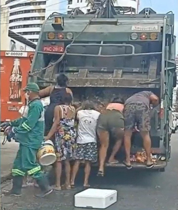 Los brasileños se desmayan de hambre en las filas de vacunación, comen basura y duermen en las calles