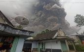 Videos subidos a redes sociales muestran a residentes huyendo del humo y las cenizas que comenzaron a cubrir las aldeas.