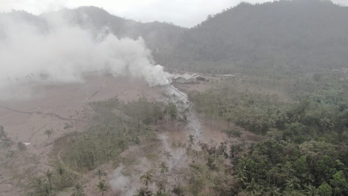 De acuerdo con la entidad encargada de Desastres, cerca de 5.200 personas se han visto afectadas por la erupción del Semeru y de ellas, lograron evacuar a 1,700.