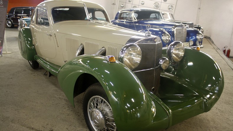 Una de las estrellas de la exposición es un Mercedes Mercedes 500 K Autobahn Kurier de 1934, color crema y verde, que Hitler regaló a Reza Sah, el fundador de la dinastía Pahlavi.
