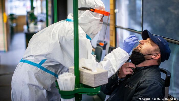 El Ejército suizo apoya la lucha contra el coronavirus, ante nueva alza de casos positivos.