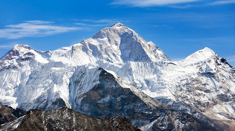 El monte Makalu tiene forma casi piramidal y mide 8.463 metros, y es uno de los picos de más difícil acceso en el mundo. Fue ascendido por primera vez en mayo de 1955