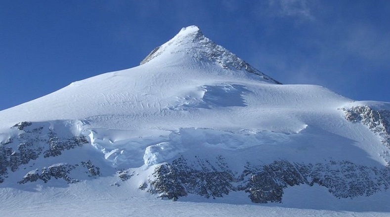 Localizada en la cordillera Sentinel, el macizo de Vinson mide entre 4.892 metros y 4.897 metros. Es el punto más alto de la Antártida. 