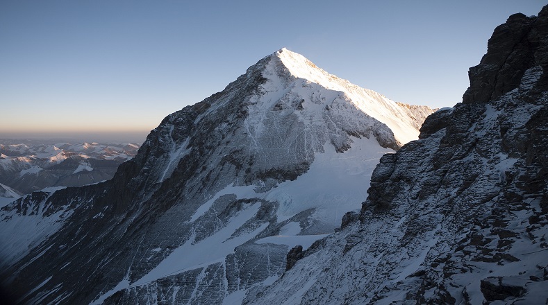 Lhotse significa "pico sur" en tibetano y el pico principal mide unos 8.516 metros. La montaña cuenta con dos picos más, el Lhotse Medio y el Lhotse Shar. 