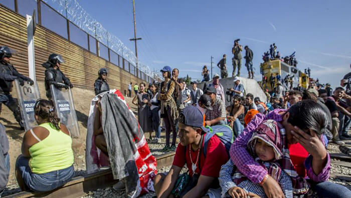 Cientos de migrantes esperan en México cruzar la frontera hacia EE.UU.