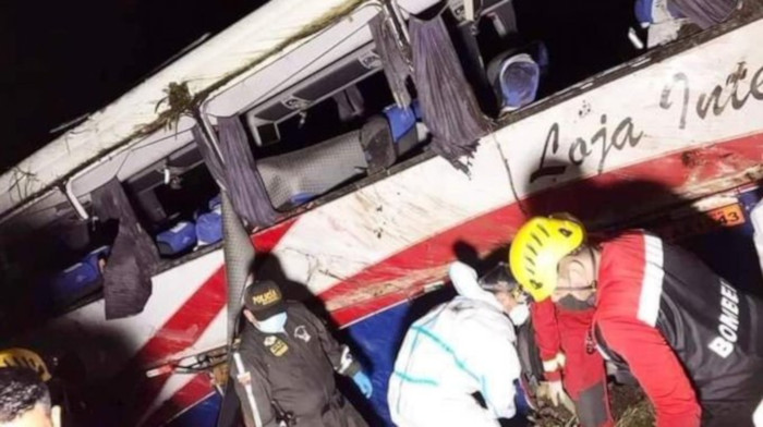 El Servicio de Emergencia Ecu 911 confirmó que un bus que cubría la ruta Macas – Loja se volcó en el sector de la parroquia Huambi, en el cantón Sucúa.