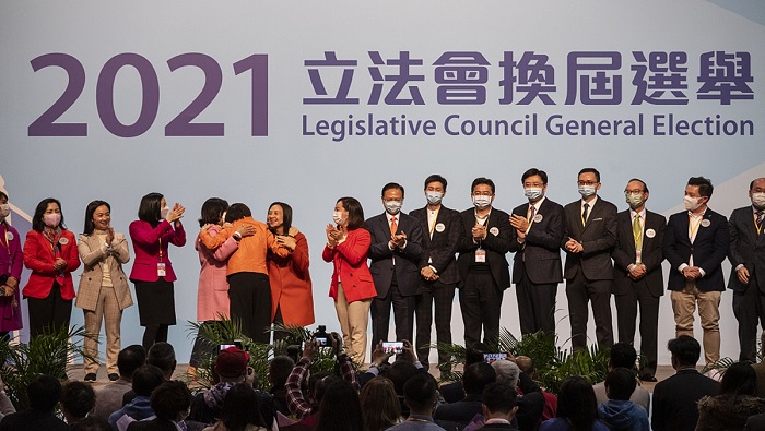 Legisladores electos en los comicios del domingo celebran su triunfo en Hong Kong.