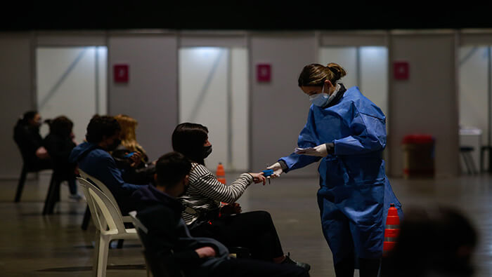 La cartera de Salud indicó que las cifras de contagios revelan que el país se encuentra en medio de una tercera ola de la pandemia.