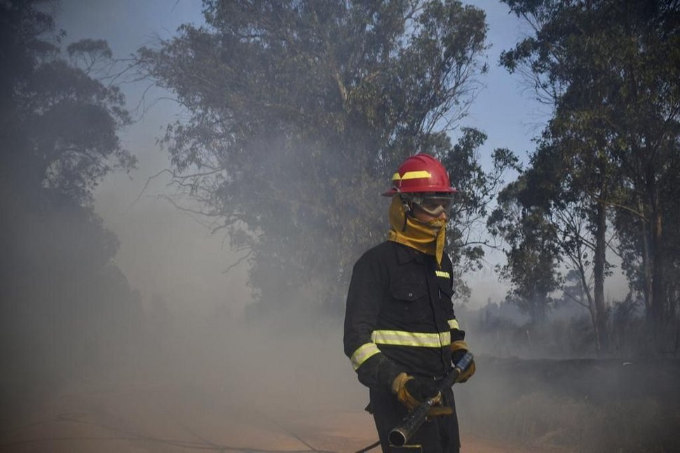Los destacamentos de Bomberos, el ejército y autoridades departamentales luchan por controlar los incendios.