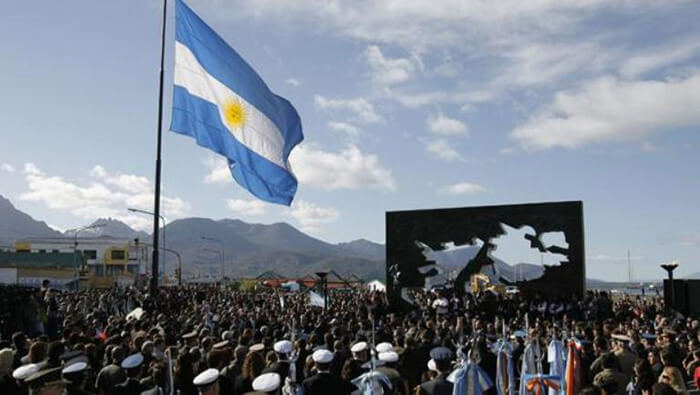 Argentinos repudian la ocupación ilegal de las Islas Malvinas por el imperio británico.