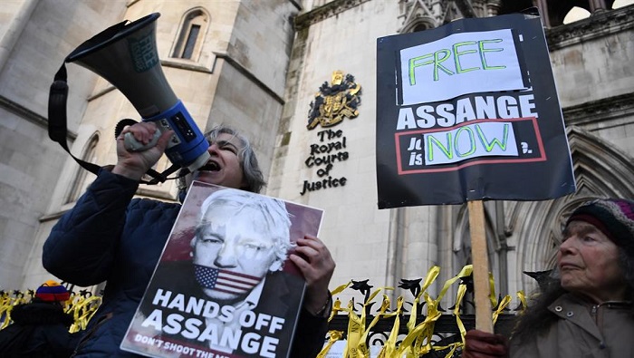 Assange es víctima de persecución política por las autoridades de EE.UU., luego de revelar en 2010 crímenes de lesa humanidad cometidos por tropas de ese país en Afganistán e Irak.