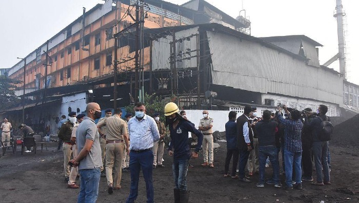 Los trabajadores de una fábrica de teñido y estampado en Surat fueron afectados tras el vertimiento de un químico de un camión cisterna por un desagüe cercano a la fábrica.