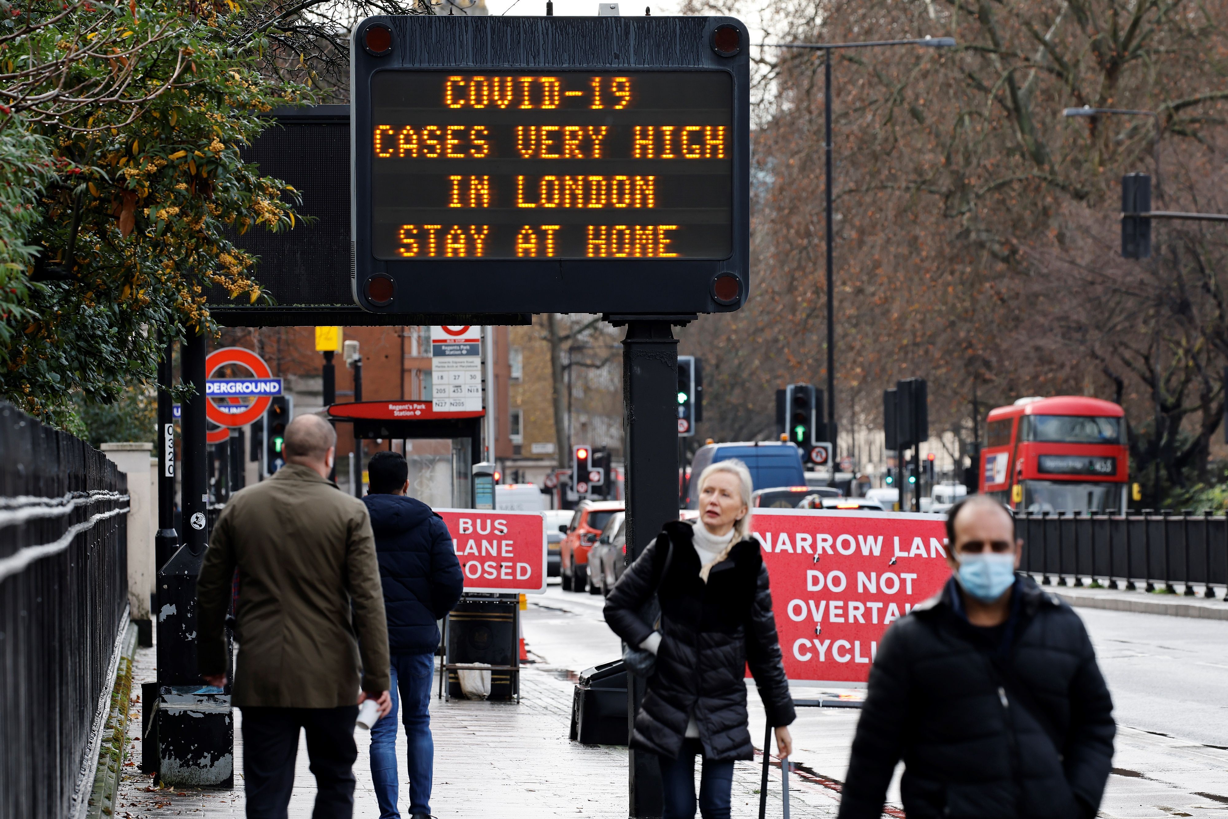 Londres es el epicentro de la cuarta ola de contagios, y reporta más de 4.700 miembros del personal sanitario ausentes a sus puestos por causa del virus.