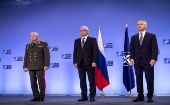 La delegación rusa la encabezan Alexánder Grushkó (centro) y Alexánder Formín (izquierda), mientras que Jens Stoltenberg asiste al encuentro como uno de los representantes de la OTAN.