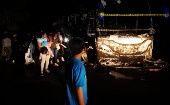 Los pasajeros fueron obligados a bajar del ómnibus en medio de la noche y el vehículo fue quemado junto con sus equipajes.