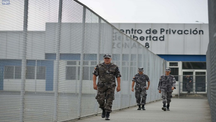 La mayoría de los internos en las cárceles ecuatorianas se involucran en bandas de narcotráfico, donde las rivalidades de los distintos grupos generan reyertas frecuentemente.
