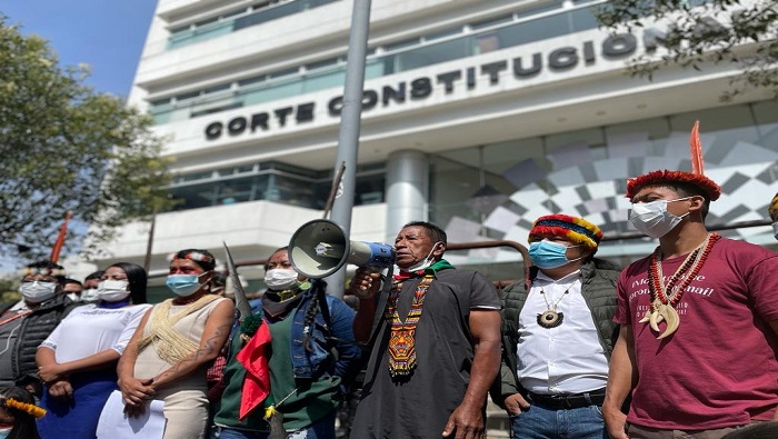 Un número importante de representantes de las disímiles comunidades indígenas de Ecuador se presentaron en la corte para entregar las firmas.