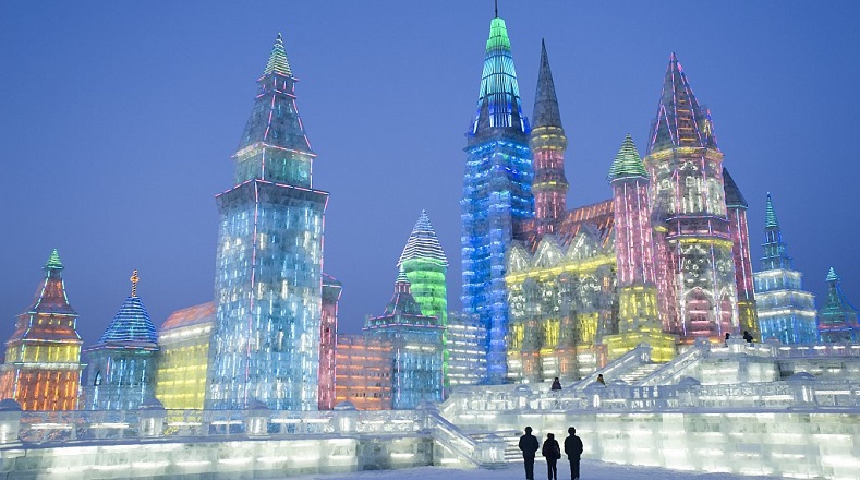 La ciudad sede del festival, Harbin, es la cabecera de la provincia de Heilongjiang, provincia situada en el noroeste de China y fronteriza con Rusia. A inicios de cada año es anfitriona del festival de esculturas de hielo más grande del país asiático y quizá el más famoso de todo el mundo.