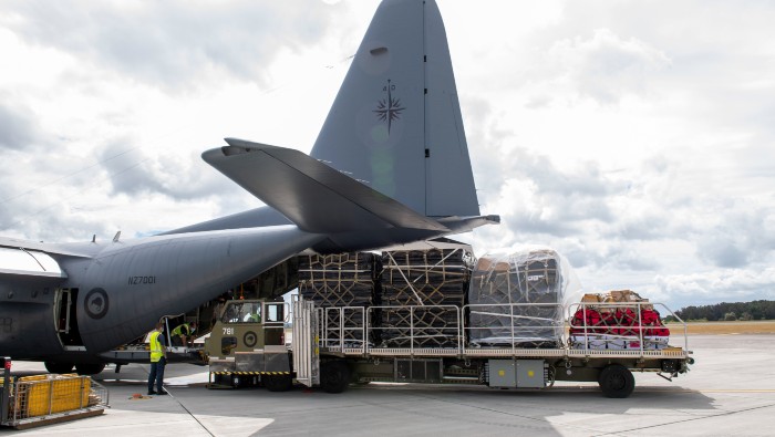 La aeronave Hércules C-130 salió esta mañana de la ciudad neozelandesa de Auckland con agua, generadores de energía y artículos de primera necesidad.