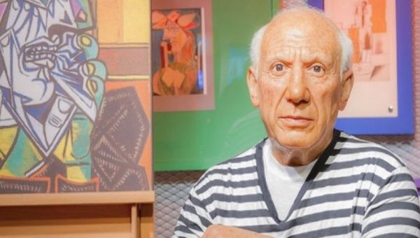 Picasso montó su primera exposición artística a los 13 años de edad en un establecimiento ubicado en la calle Real de Coruña, ciudad española.