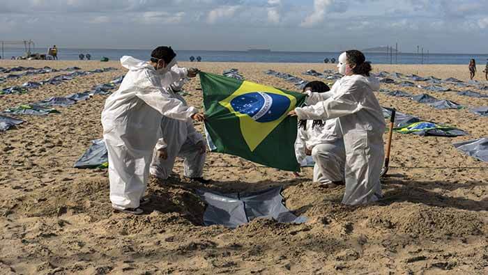 Brasileños simulan un cementerio den Rio de Janeiro para protestar contra el presidente Bolsonaro.