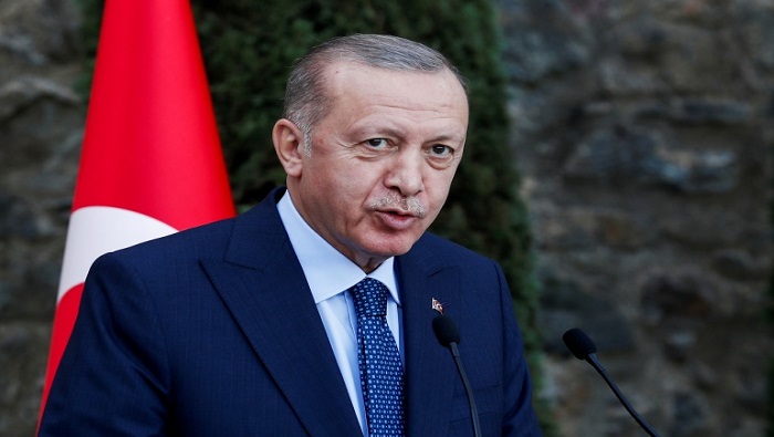 Erdogan declaró que a pesar de estar positivo los síntomas son leves.