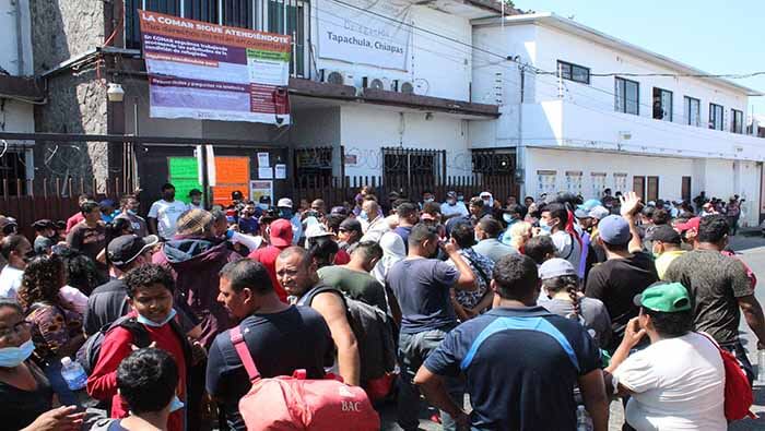 Migrantes protestan frente a la sede de las instituciones migratorias mexicanas en la ciudad de Tapachula, Chiapas.