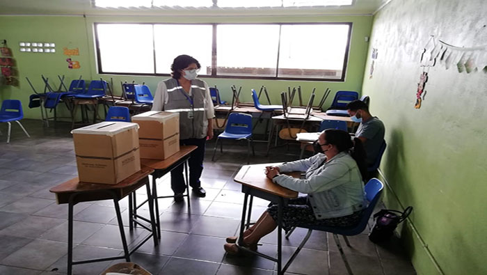 Costa Rica celebró elecciones generales con cifra récord de candidatos, pero ninguno de los cuatro favoritos supera el 17 por ciento de intención de voto.