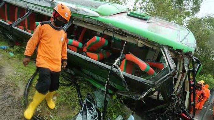 Testigos del accidente indicaron que el conductor del autobús decidió volcar el vehículo al constatar que los frenos del vehículo fallaban.