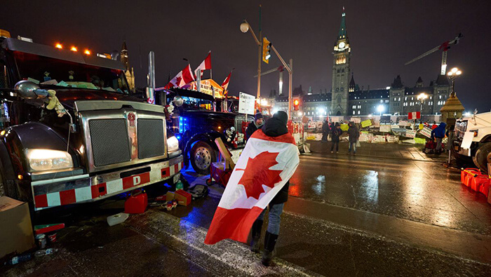 Alrededor de 400 camiones y varios centenares de manifestantes mantienen bloqueadas  las calles que rodean el Parlamento canadiense.