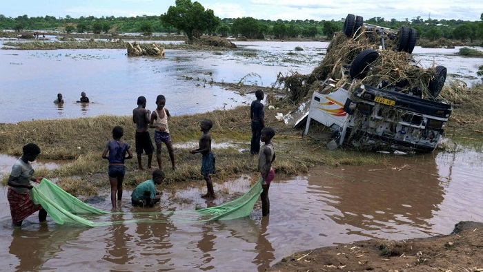 Las autoridades malgaches reportan 112.000 damnificados, así como 7.400 viviendas y 1.200 escuelas destruidas.