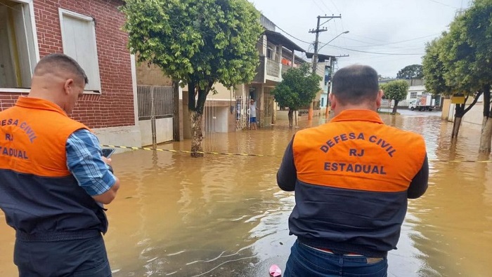 Autoridades locales detallaron que se encuentran trabajando 120 bomberos y otros 60 viajarán Petrópolis en las próximas horas.