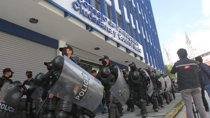 Policías rodean la sede del Consejo de Participación Ciudadana y Control Social de Ecuador.