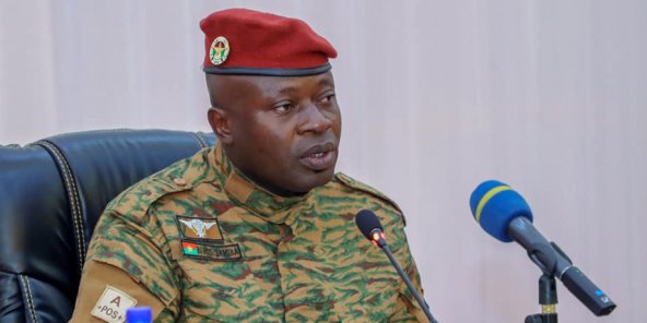 El teniente coronel Damiba instauró una junta denominada Movimiento Patriótico para la Salvaguardia y Restauración (MPSR) del país, cuya prioridad es la seguridad.