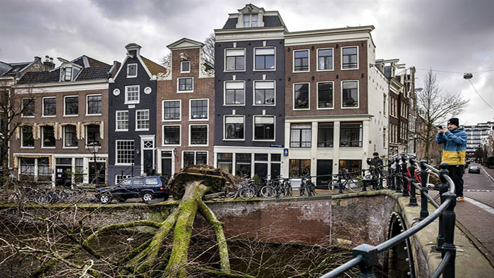 Los fuertes vientos han afectado varias regiones de Países Bajos y han causado graves daños sobre todo por derribo de árboles sobre vehículos, edificios y carreteras.