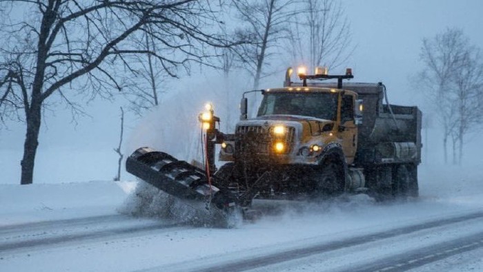 Los departamentos de Transporte de los estados más afectados por las nevadas llamaron a sus ciudadanos a permanecer lejos de las vías.