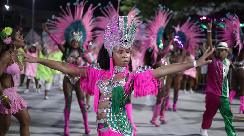 Entre las diferentes escuelas de samba que desfilaron está la de Mangueira, con coloridos atuendos y bailes alegóricos a las fiestas carnestolenda.