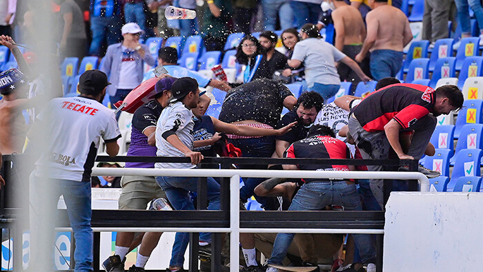 El enfrentamiento entre los hinchas del Querétaro y el Atlas ocurrió en el minuto 60 del partido de fútbol.