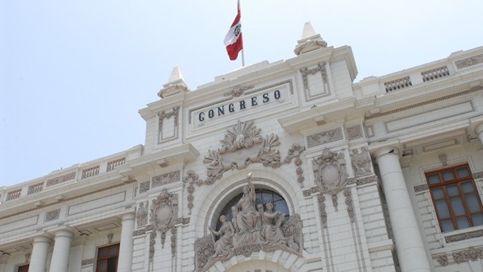 El artículo 134 de la Constitución peruana dispone que el presidente está facultado para disolver el Congreso si este ha censurado o negado su confianza a dos Consejos de Ministros.