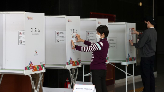 Los 14.464 centros de votación del país abrieron sus puertas a las 06:00 hora local (21:00 GMT del martes).