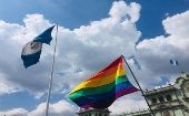 En la protesta también se levantaron banderas que representan la lucha de las personas homosexuales.