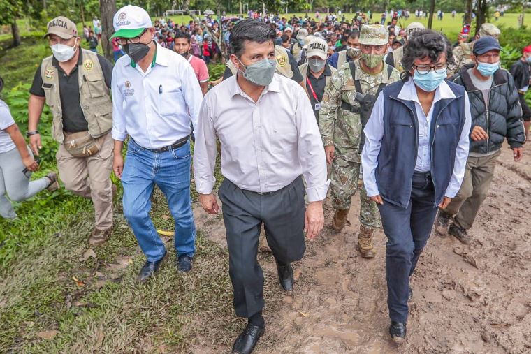 El mandatario peruano se trasladó a Retamas para evaluar daños y coordinar acciones de respaldo a las víctimas del deslave.