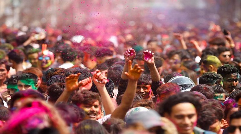 El Festival de los Colores de este año se estrenó como la primera celebración masiva que se realiza tras la eliminación de las medidas anticovid, el pasado 5 de marzo. 