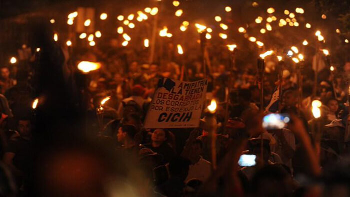 Hondureños exigen la creación de la CICIH durante el gobierno de Juan Orlando Hernández.