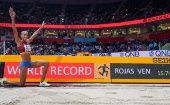 La atleta venezolana registró un nuevo récord del mundo indoor (bajo techo) y primer triplete mundial de la historia. 
